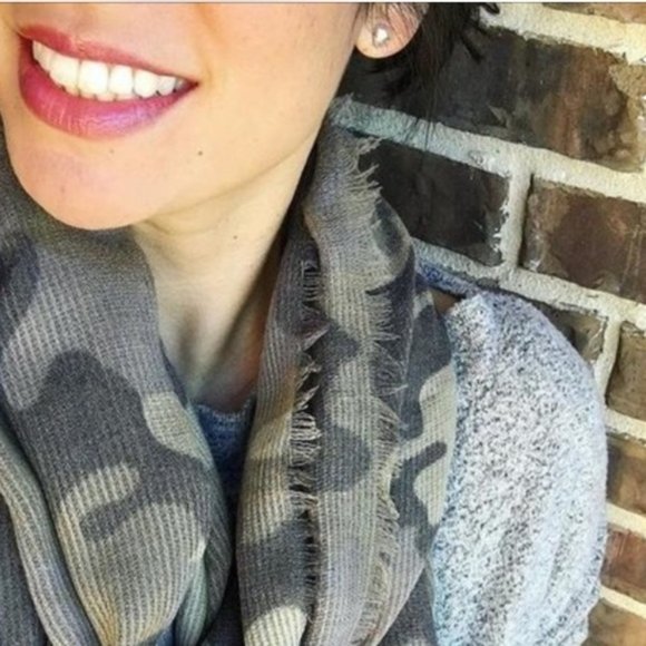 :: Stella & Dot SILVER Zariah Studs - Picture 2 of 5